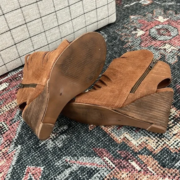 DIBA Women’s Leather Side Zip Wedges - Picture 5 of 5